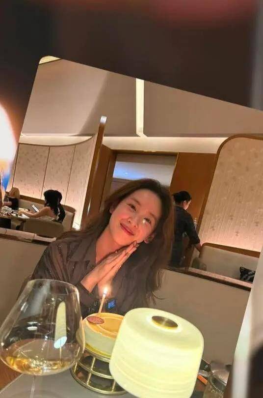 生日蛋糕是绿色的她在伦敦的豪宅曝光开元棋牌章泽天素颜庆祝32岁生日(图3) 生日蛋糕是绿色的她在伦敦的豪宅曝光开元棋牌章泽天素颜庆祝32岁生日(图3)