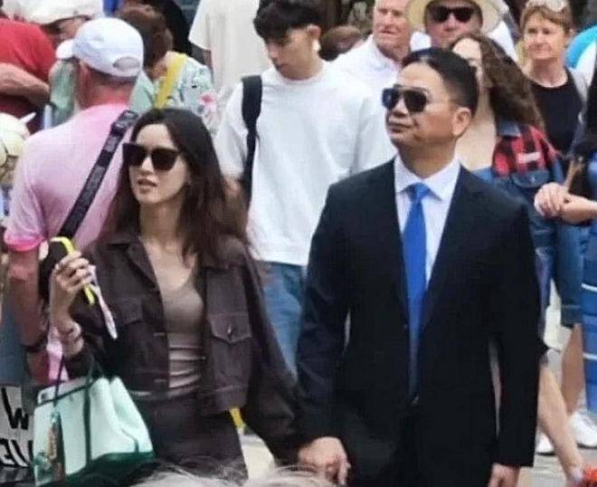 生日蛋糕是绿色的她在伦敦的豪宅曝光开元棋牌章泽天素颜庆祝32岁生日(图7) 生日蛋糕是绿色的她在伦敦的豪宅曝光开元棋牌章泽天素颜庆祝32岁生日(图7)